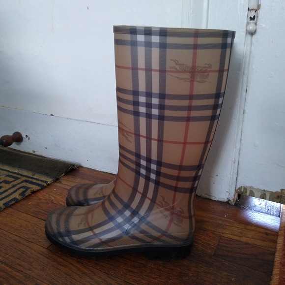 BURBERRY Plaid Rubber Rain Boots - Picture 4 of 9